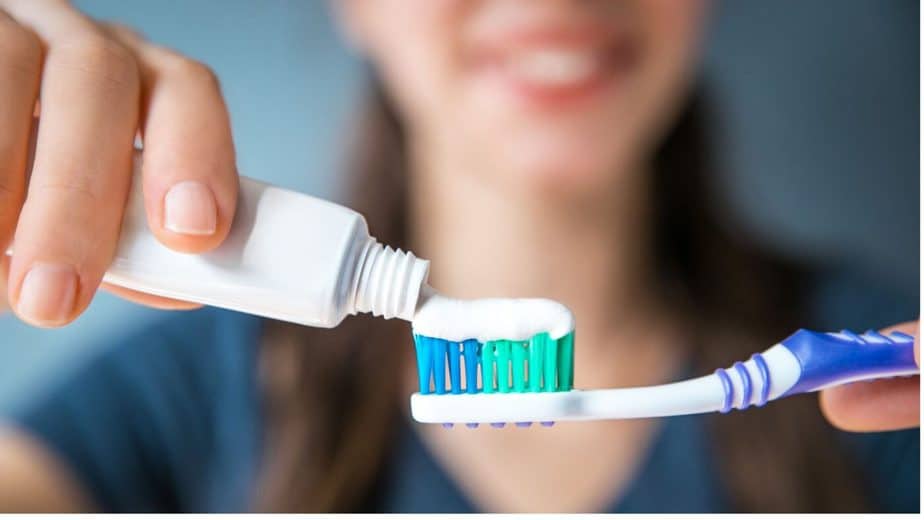 ปริมาณยาสีฟันที่เหมาะสมสำหรับการป้องกัน ฟันผุในผู้ใหญ่ คือเท่ากับความยาวของขนแปรง